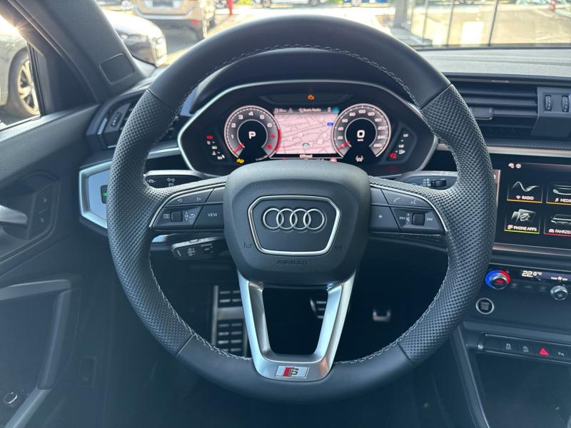 Audi Q3 35 TFSI admired