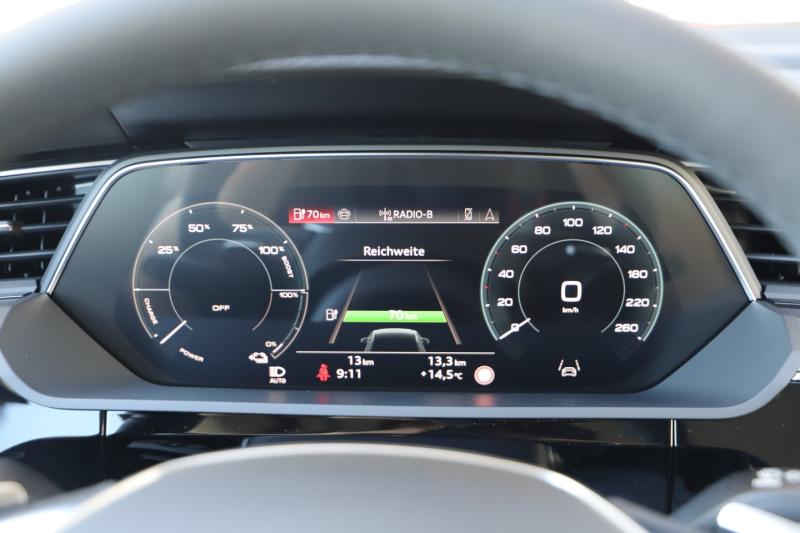 Audi Q8 55 e-tron quattro business