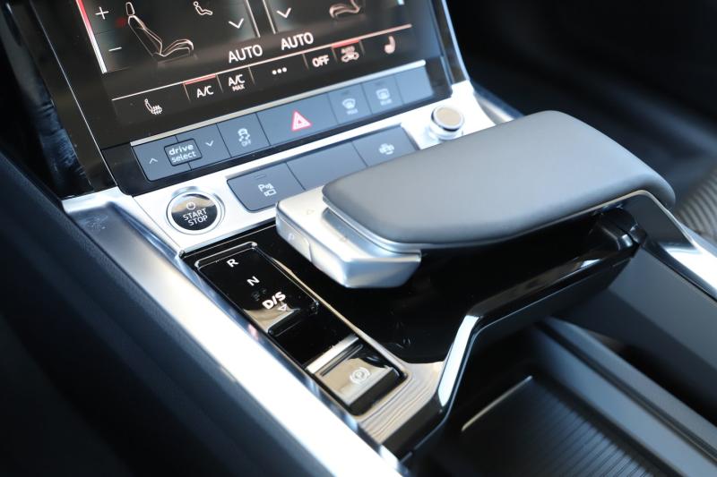 Audi Q8 55 e-tron quattro business