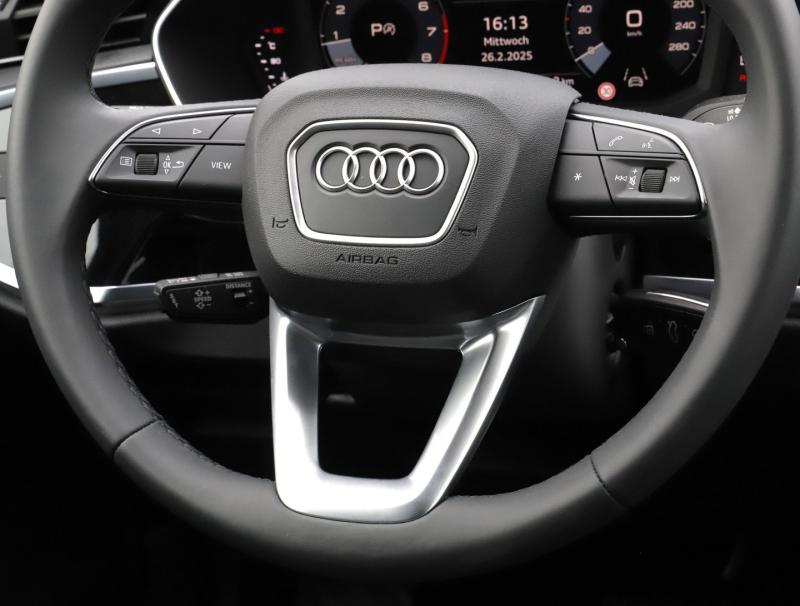 Audi Q3 35 TFSI admired