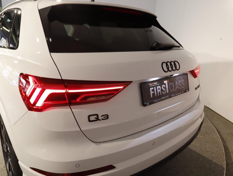 Audi Q3 35 TFSI admired