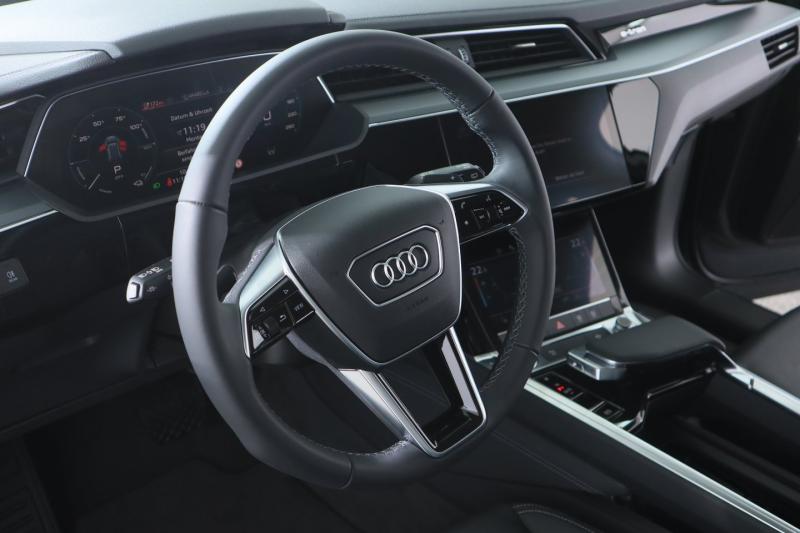 Audi Q8 50 e-tron quattro business