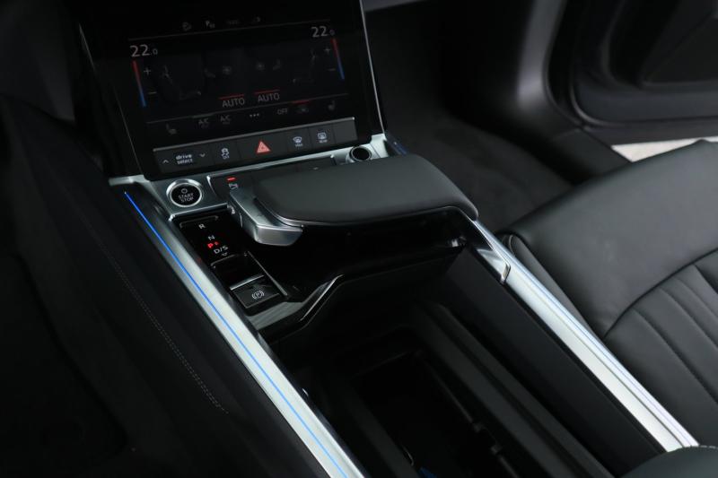 Audi Q8 50 e-tron quattro business