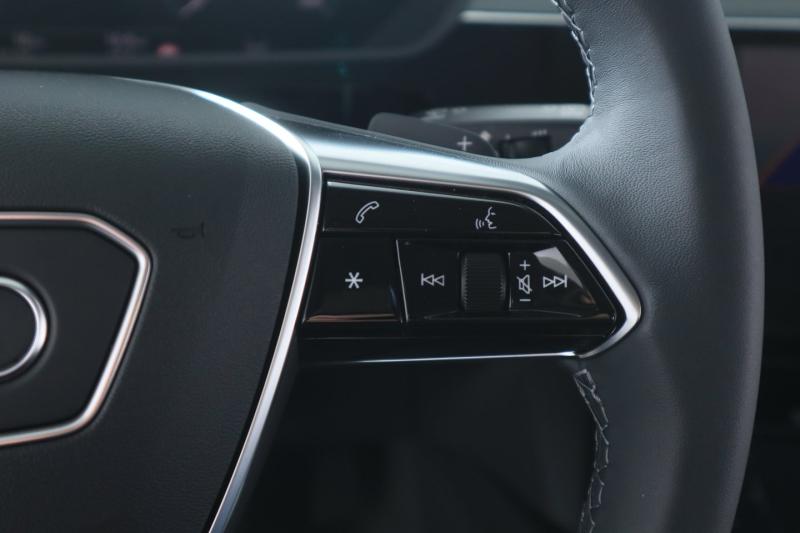 Audi Q8 50 e-tron quattro business