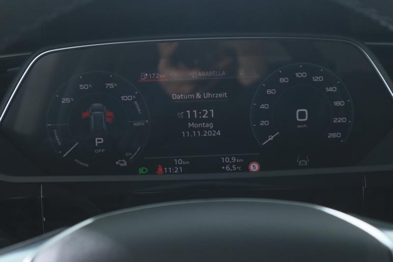 Audi Q8 50 e-tron quattro business