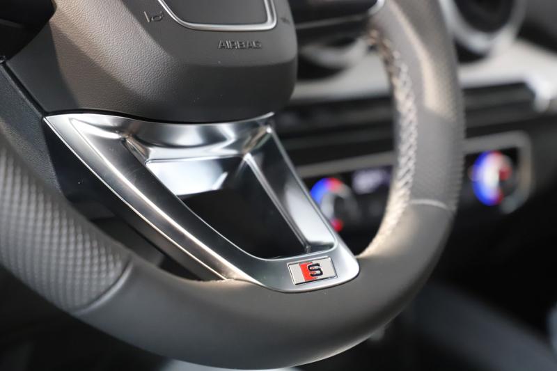 Audi Q2 35 TFSI admired