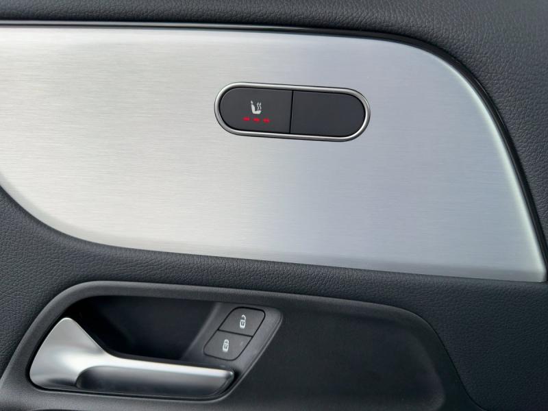 MERCEDES-BENZ GLA 180 Progressive