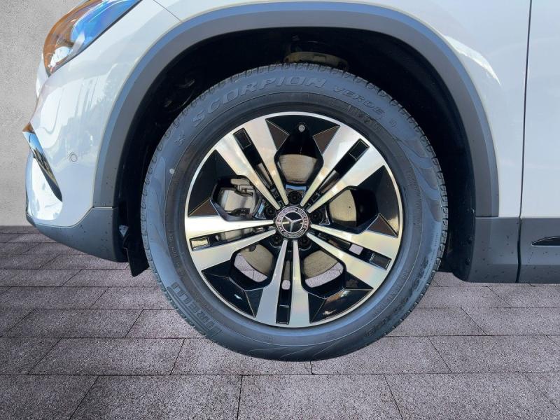 MERCEDES-BENZ GLA 180  Progressive